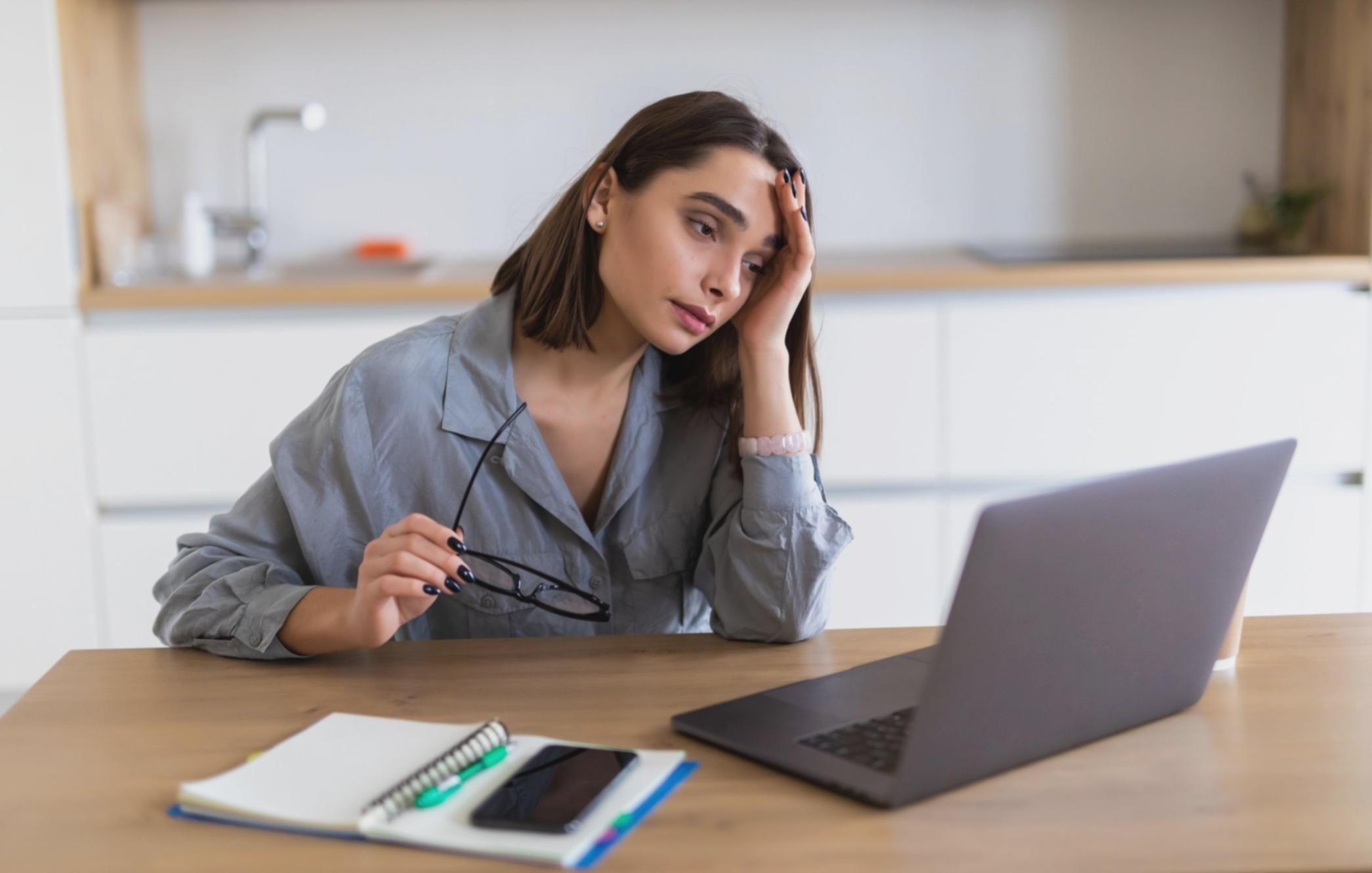 Instructor presenting financial negotiation concepts during an online lecture